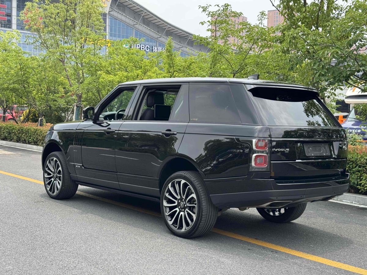 路虎 攬勝  2020款 3.0 L6 傳世加長(zhǎng)版圖片