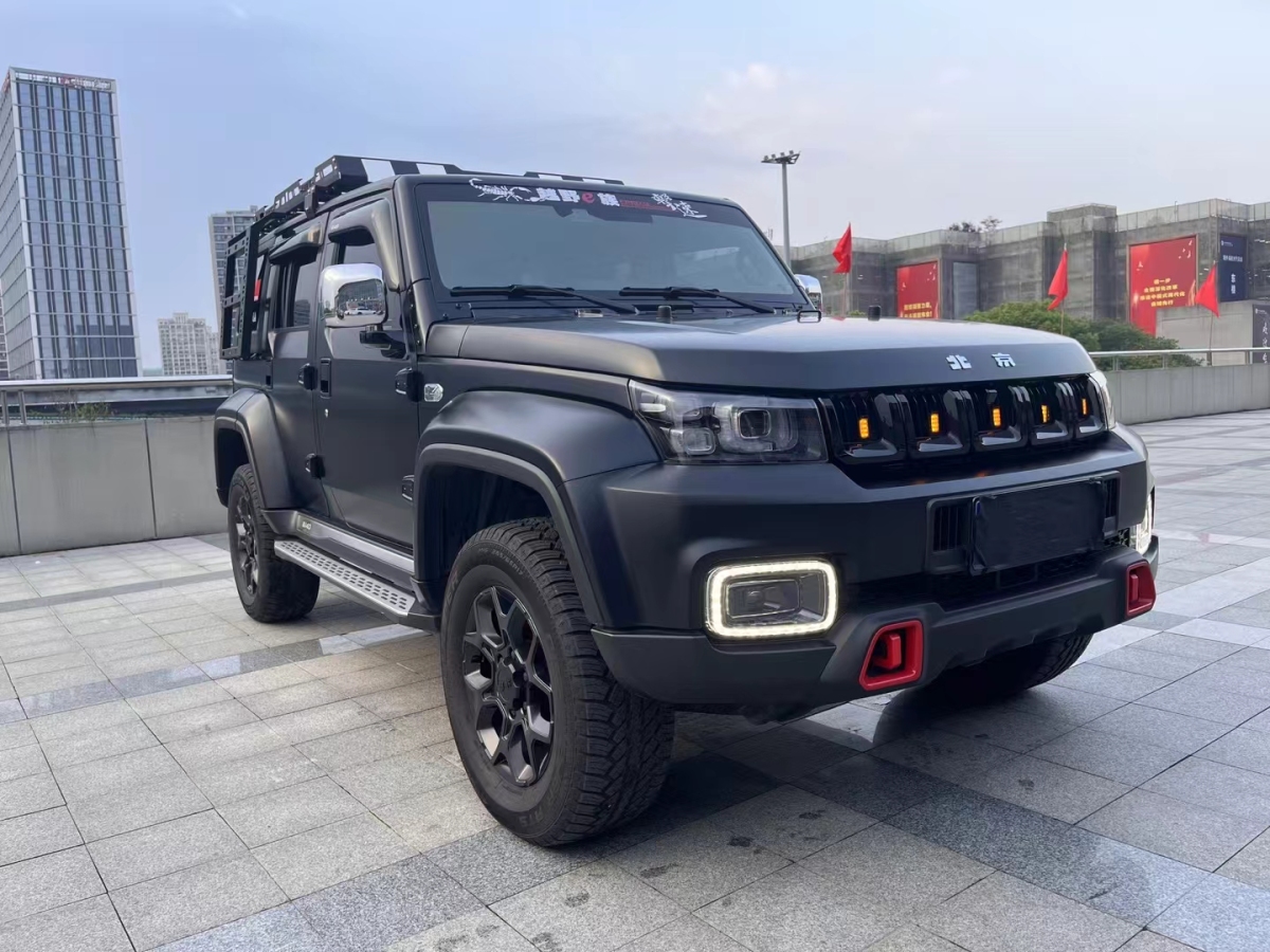 北京 BJ40  2023款 2.0D 自動(dòng)四驅(qū)刀鋒英雄版?zhèn)b客型（前后電控鎖）圖片