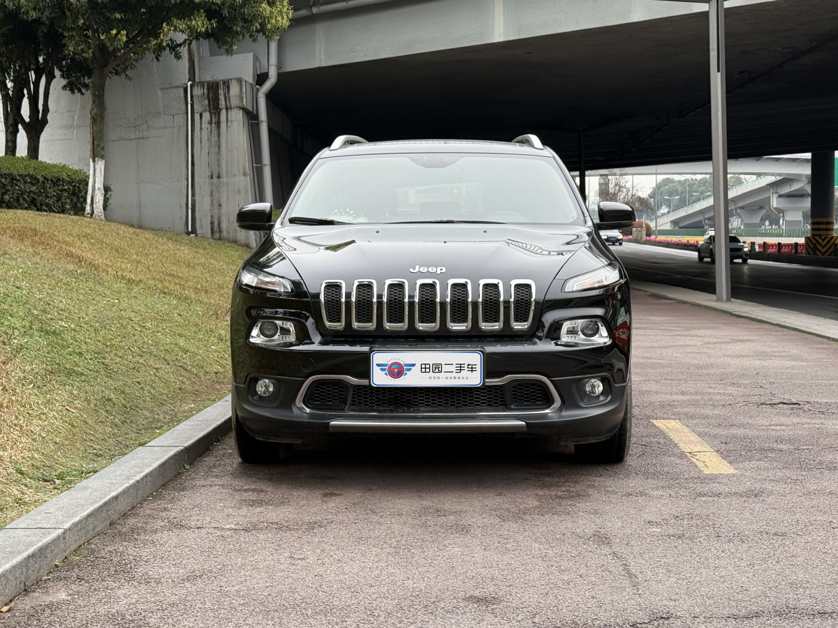 Jeep 自由光  2020款 2.0L 兩驅(qū)經(jīng)典運(yùn)動(dòng)版圖片