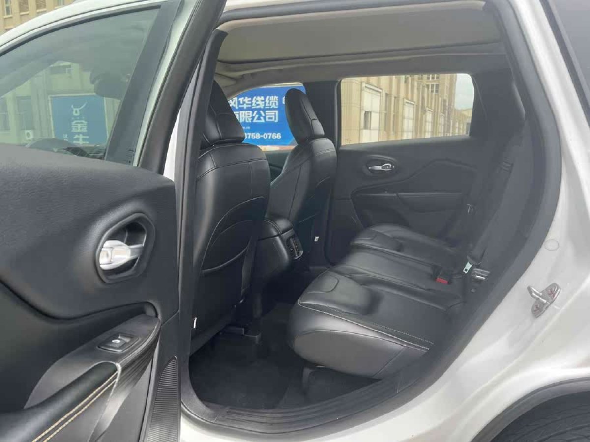 Jeep 自由光  2017款 2.0L 優(yōu)越版圖片