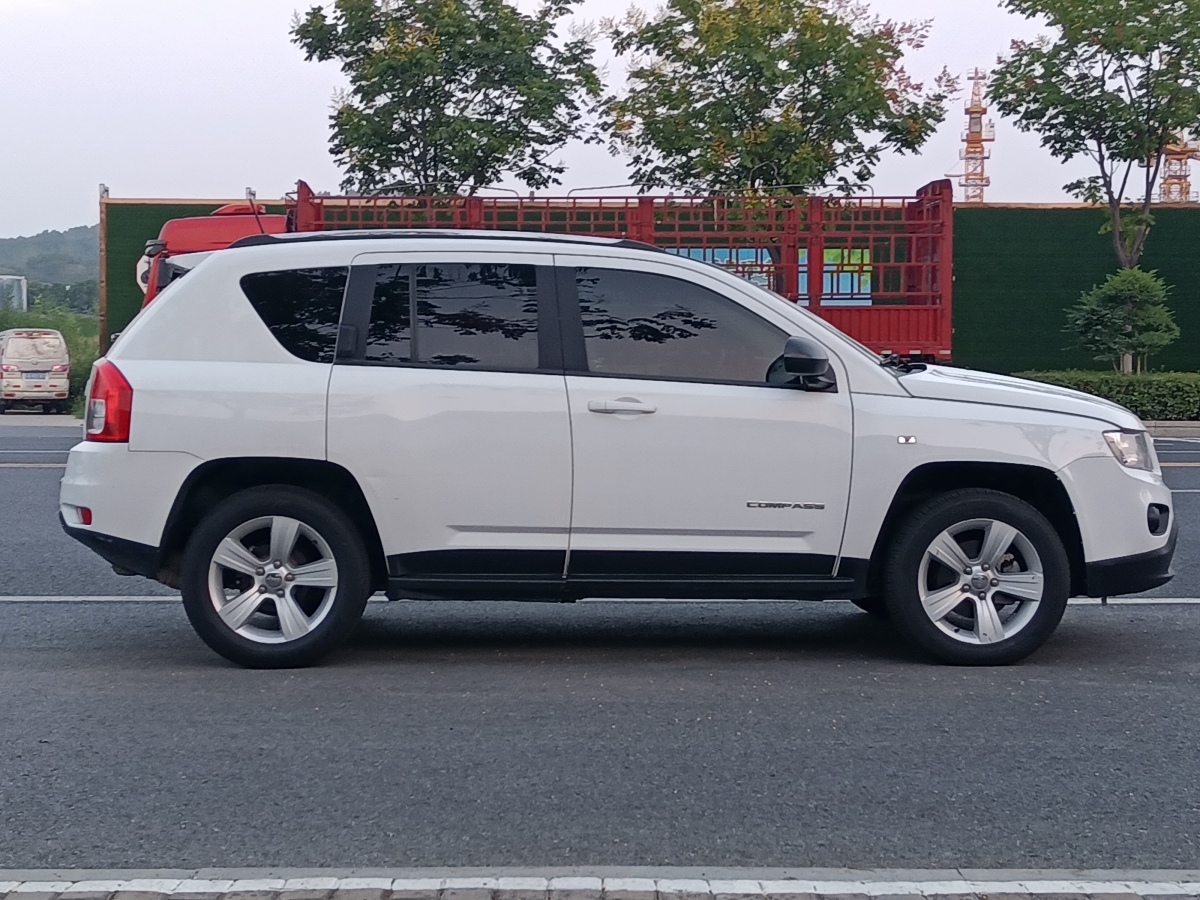 Jeep 指南者  2013款 2.4L 四驅(qū)運動版圖片