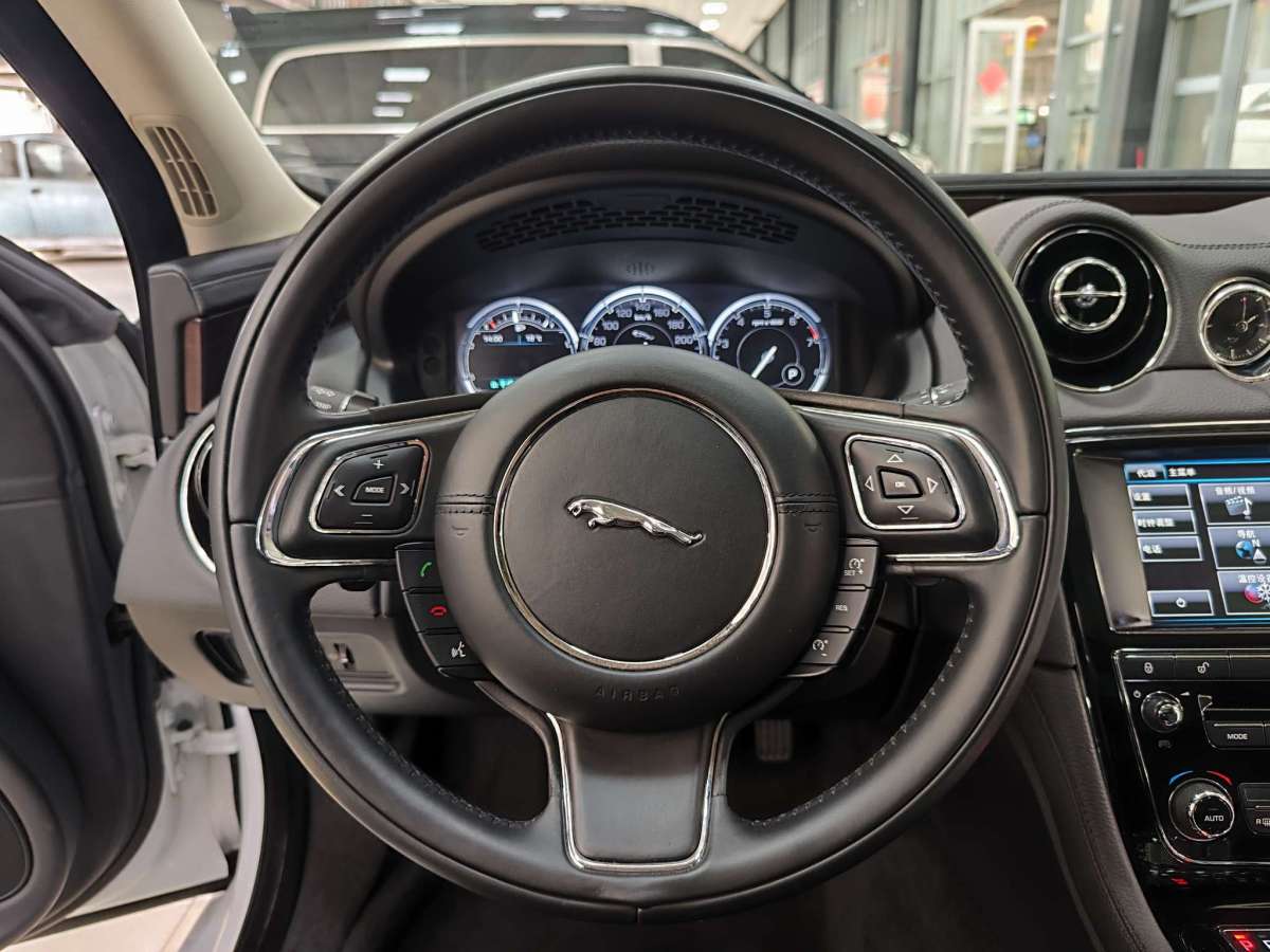 捷豹 XJ  2015款 XJL 2.0T 典雅商務(wù)80周年典藏版圖片