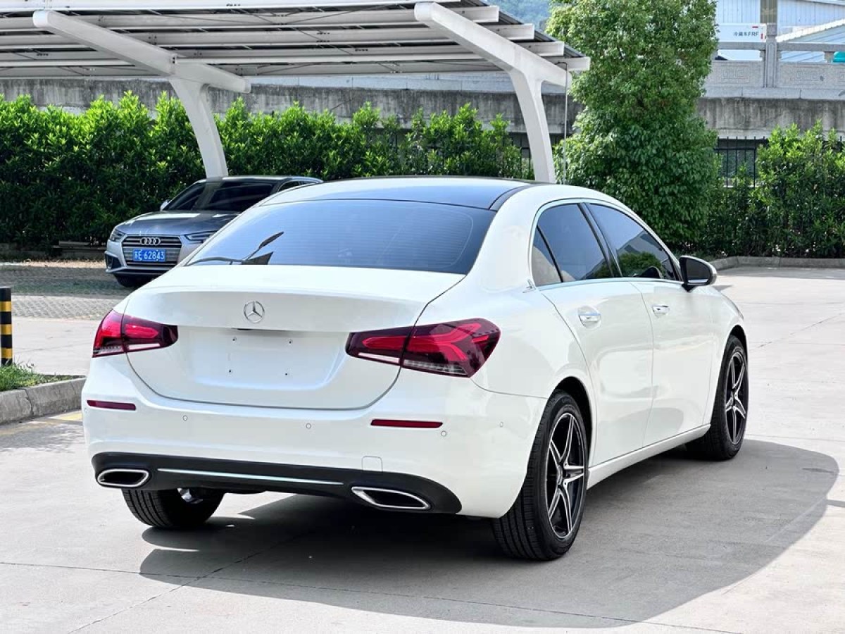 奔馳 奔馳A級(jí)  2020款 改款 A 200 L 運(yùn)動(dòng)轎車(chē)動(dòng)感型圖片