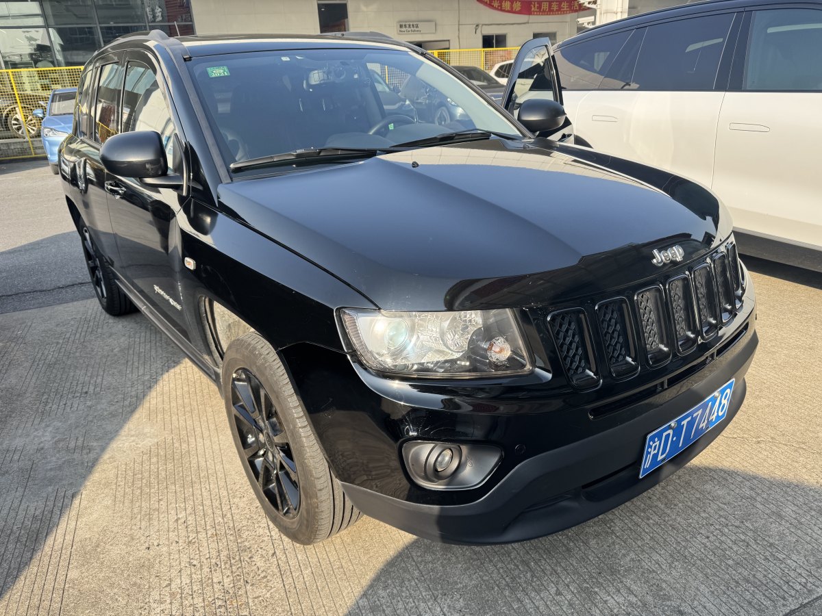 Jeep 指南者  2013款 2.4L 四驅(qū)炫黑導(dǎo)航版圖片