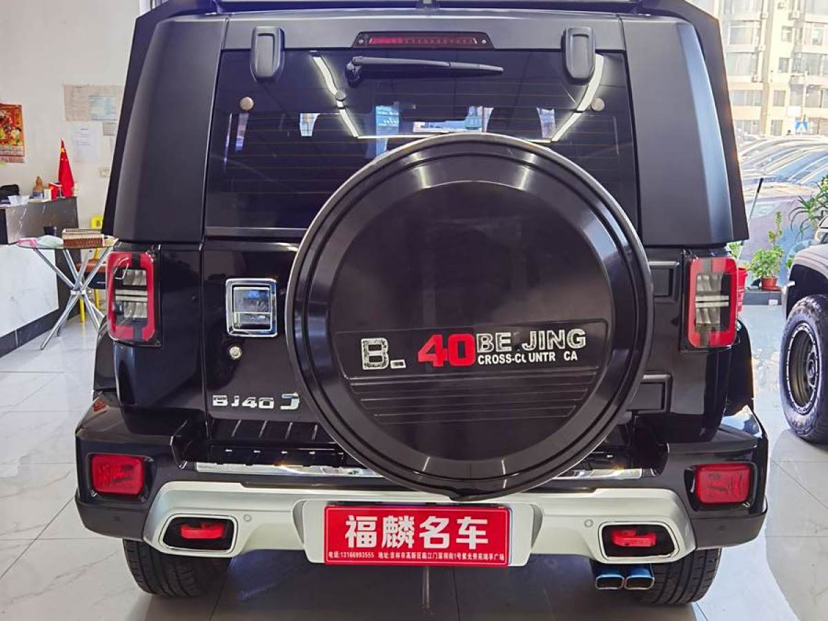 北京 BJ40  2020款 2.0T 自動(dòng)四驅(qū)城市獵人版?zhèn)b客型圖片