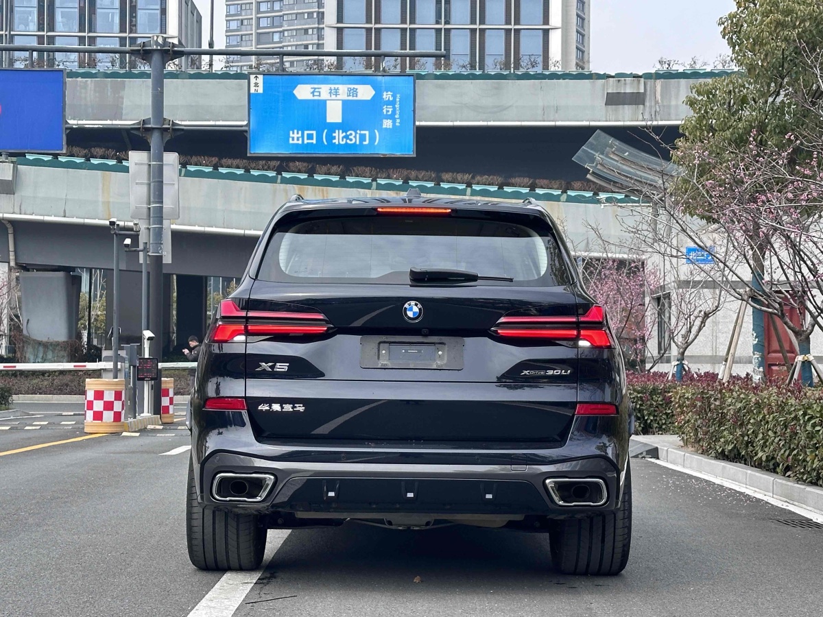 寶馬 寶馬X5  2023款 xDrive 30Li 尊享型M運(yùn)動(dòng)曜夜套裝圖片