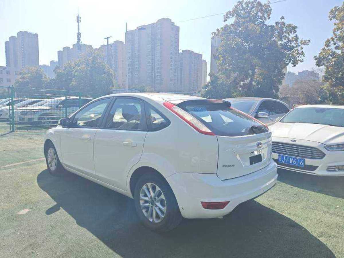 福特 福克斯  2013款 兩廂經(jīng)典 1.8L 手動(dòng)基本型圖片