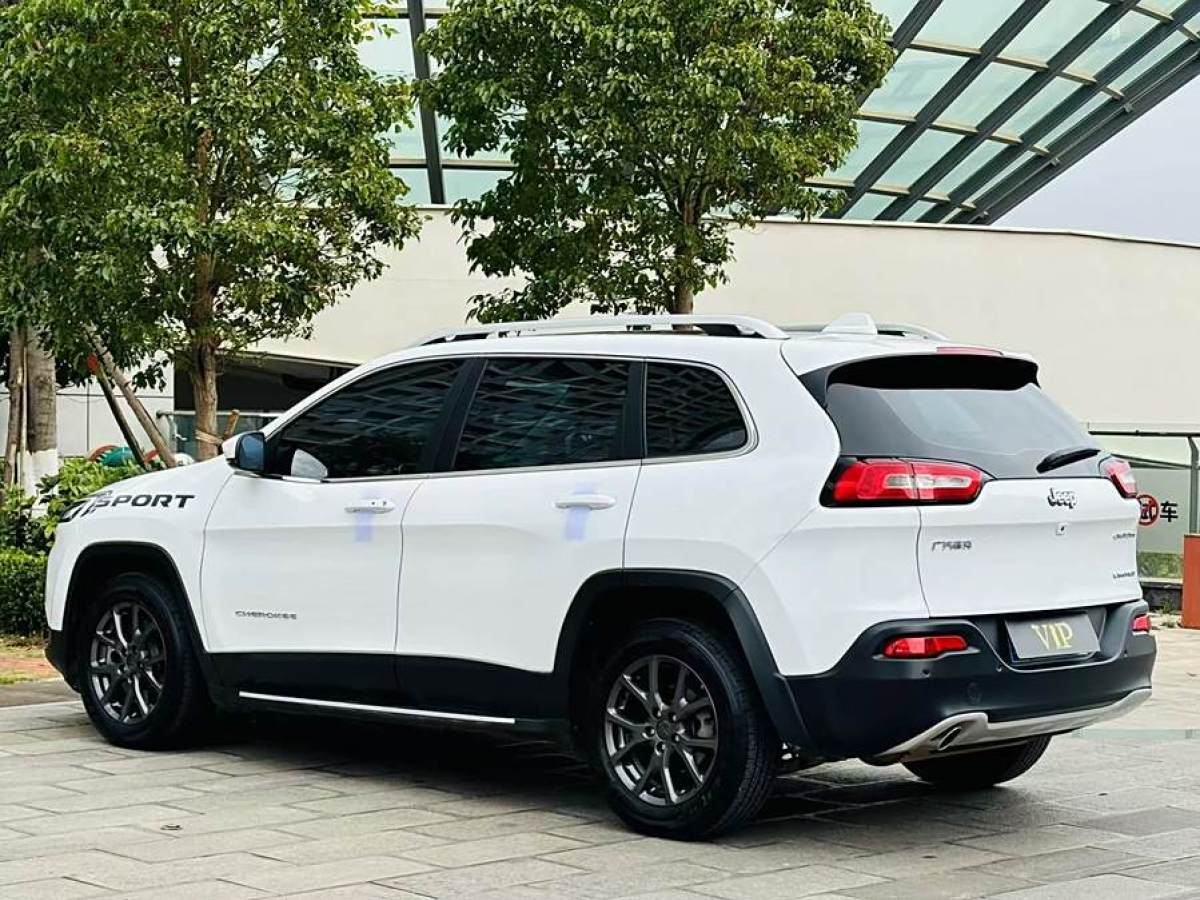 Jeep 自由光  2020款 2.0L 兩驅(qū)經(jīng)典運(yùn)動版圖片