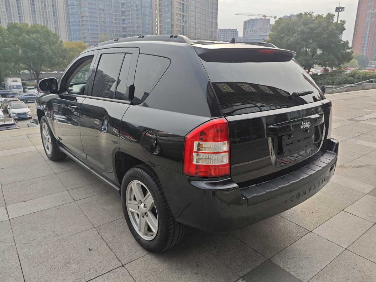 Jeep 指南者  2010款 2.4L 四驅(qū)運(yùn)動(dòng)版圖片