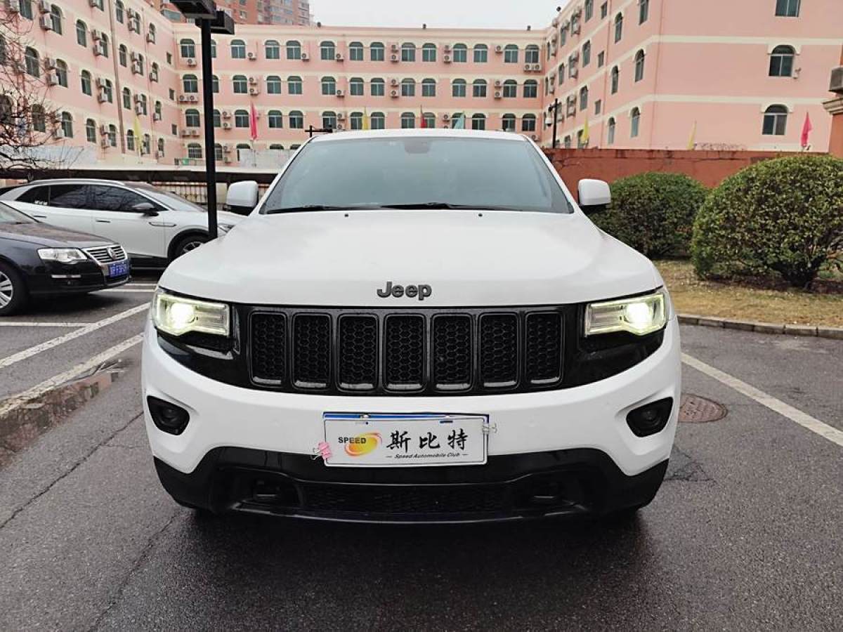 Jeep 大切諾基  2015款 3.0L 舒享導(dǎo)航版圖片