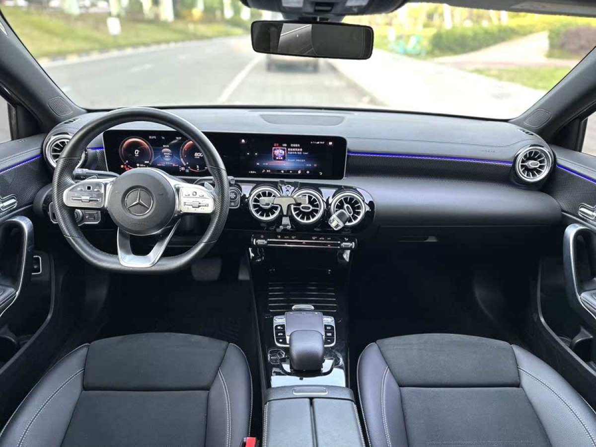 奔馳 奔馳A級  2020款 改款 A 200 L 運動轎車動感型圖片
