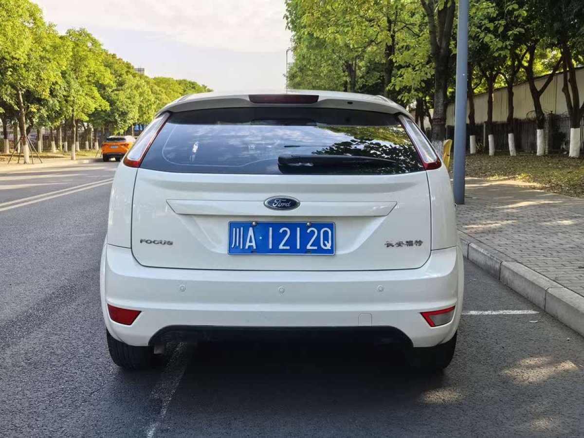 福特 ?？怂? 2013款 兩廂經(jīng)典 1.8L 自動時尚型圖片