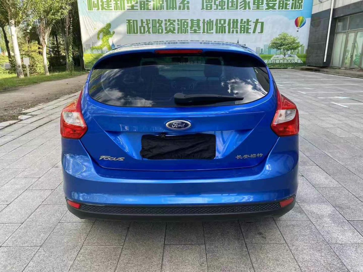 福特 ?？怂? 2013款 三廂經典 1.8L 自動基本型圖片