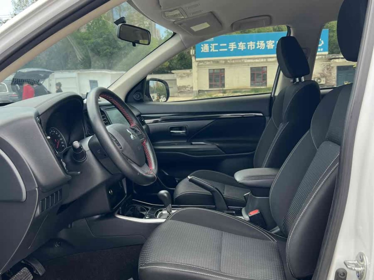 三菱 歐藍(lán)德  2021款 改款 2.0L 兩驅(qū)暢行版 5座圖片
